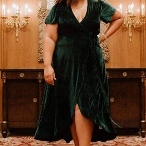 Baltic Born – Green Velvet Wrap Dress – Size L – NWT